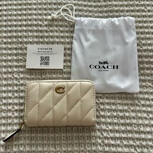 Coach Essential Small Zip Around Card Case With Pillow Quilting